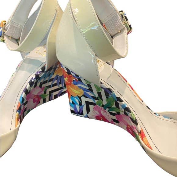 Cream & floral peep toe wedge sandals. Excellent condition. Leather. Brazil - Picture 3 of 9